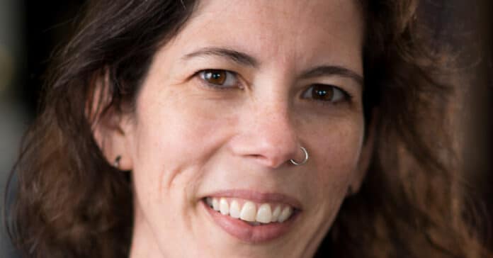 Sonya Malaborza : Faire rayonner les voix de l’Acadie